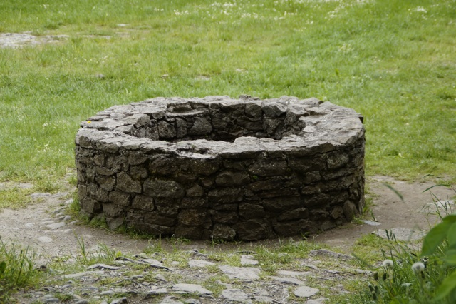 Pokud máte na zahradě studnu, možná vás překvapí, že voda v ní není vaše. Navíc si na vás kvůli ní mohou stěžovat sousedé