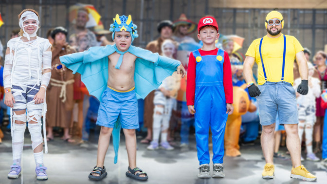 Nejlepší karnevalové masky festivalu na Hluboké: Nechyběl dospělý Mimoň ani dětský SuperMario a mumie