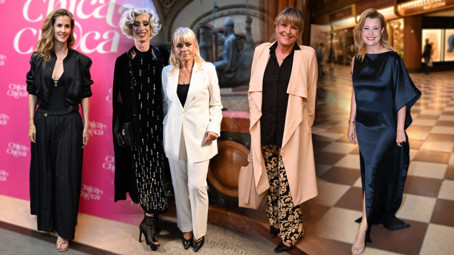 Móda z premiéry Chica Checa: Štíhlá Pavla Tomicová se omladila bílou barvou, Jan Cina překvapil v dámské róbě