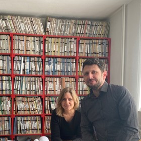 Obyčejný venkovský domek se stodolou proměnili architekti v moderní stavbu s opalovanou fasádou. Na chalupu sem jezdí tři generace jedné rodiny  