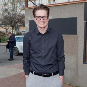 V civilu Libor rád obléká elegantní košile a společenské kalhoty.