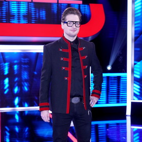V pořadu nosí Bandita černý outfit s výraznými rudými akcenty.