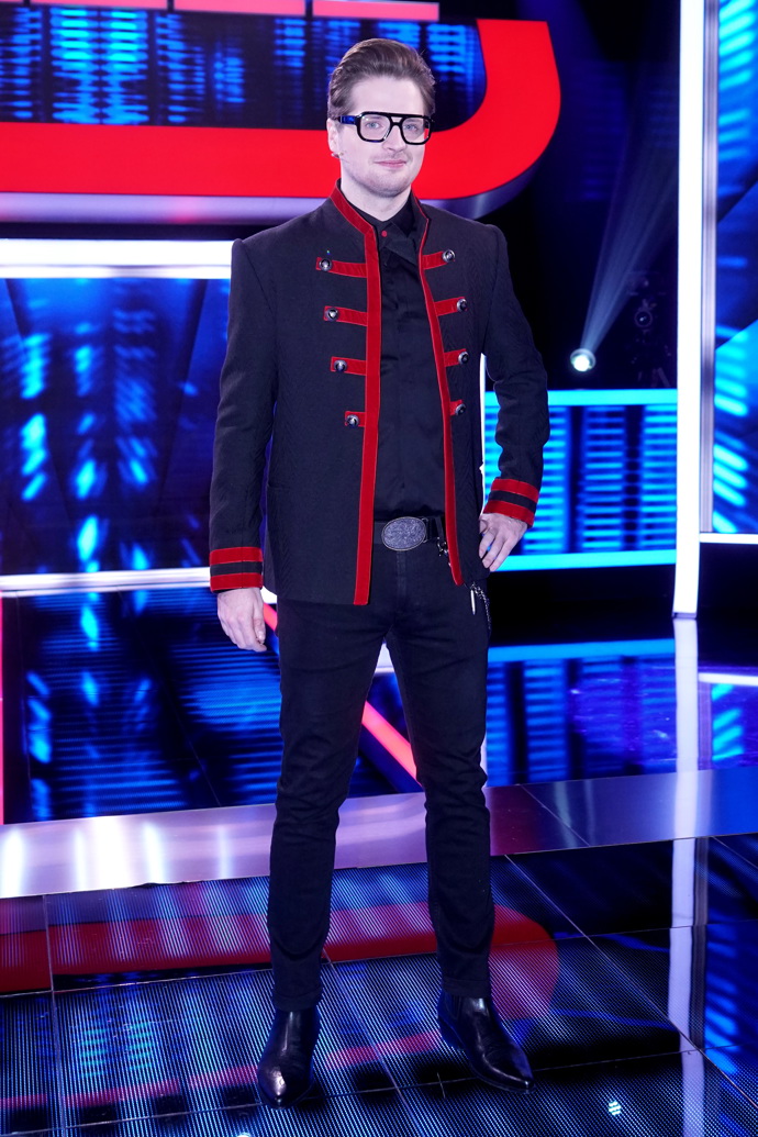 V pořadu nosí Bandita černý outfit s výraznými rudými akcenty.