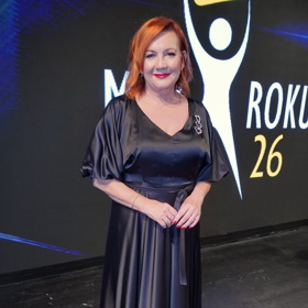 Alena Schillerová zvolila hladkou černou róbu doplněnou o brož v národních barvách.