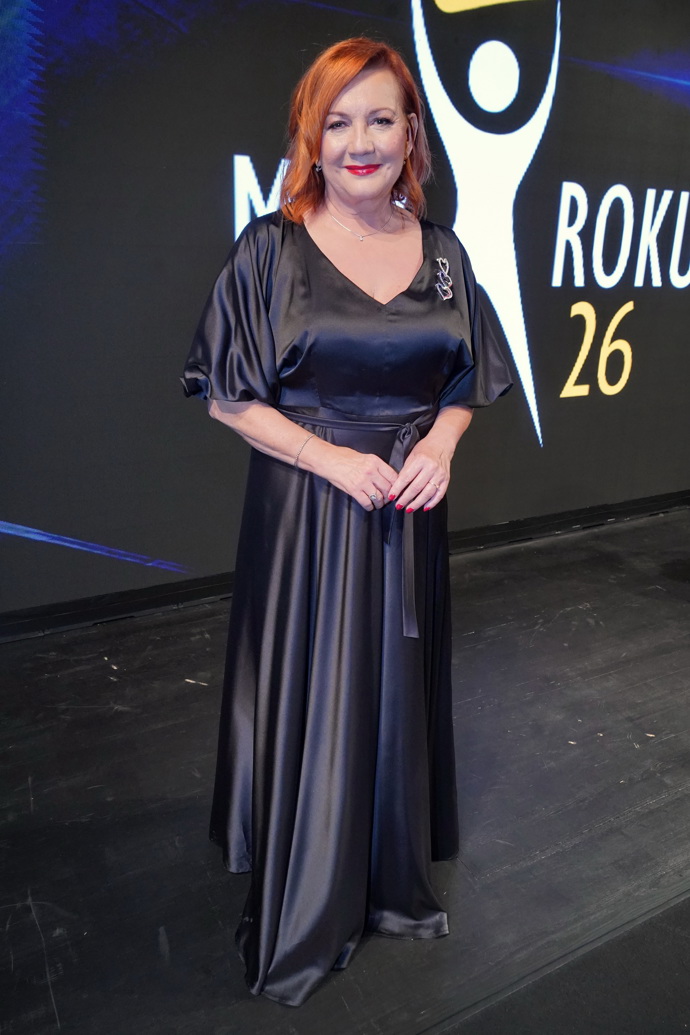 Alena Schillerová zvolila hladkou černou róbu doplněnou o brož v národních barvách. 