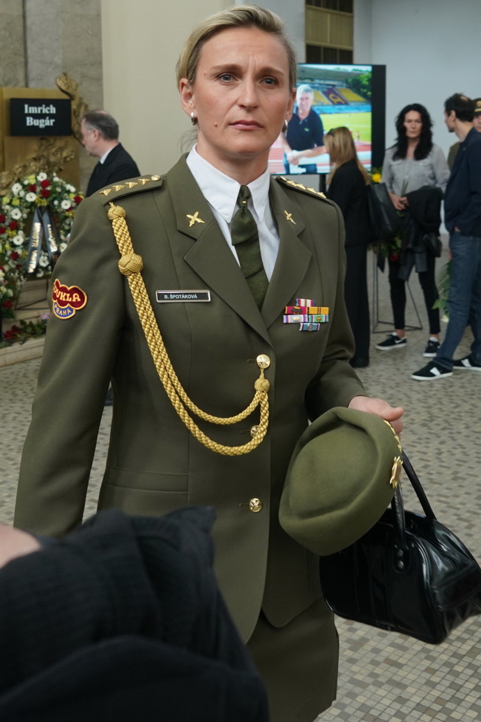 Barbora na pohřbu legendárního diskaře Imricha Bugára Barbora na pohřbu legendárního diskaře Imricha Bugára