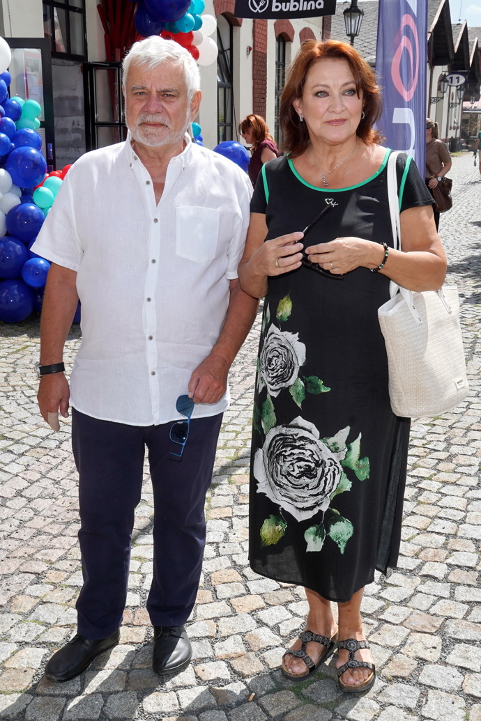 Zlata Adamovská oblékla tmavé šaty s výrazným vzorem růží. Petr Štěpánek ji doprovázel v čisté bílé košili s krátkým rukávem.