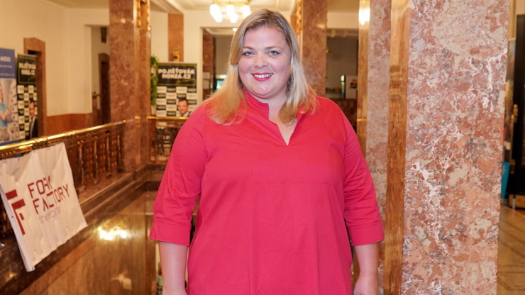 Herečka Lucie Polišenská pendluje mezi Prahou a statkem.