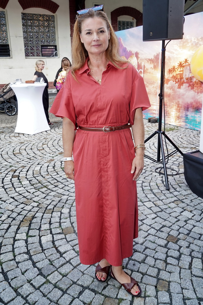 Martina Preissová v cihlově červených letních šatech košilového střihu