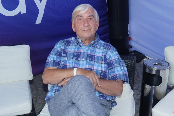 Také Miroslav Donutil vsadil na modrou barvu košile. 