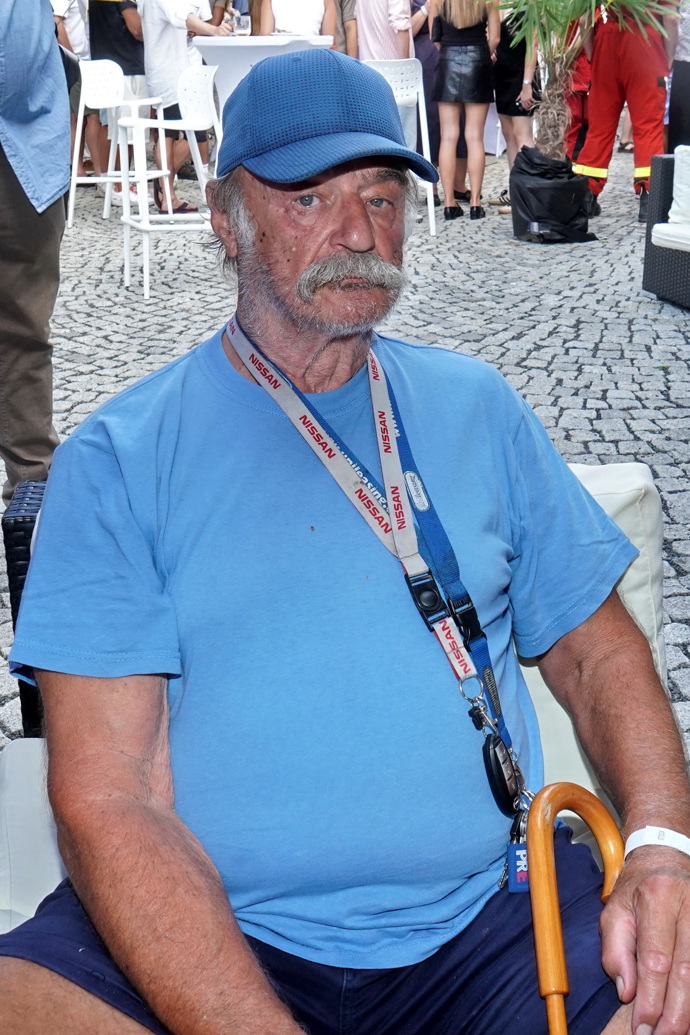 Pavel Nový oblékl modré tričko a modrou kšiltovku, nechybí jeho oblíbené tmavě modré kraťasy. 
