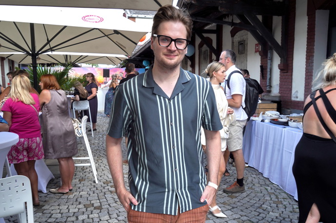 Libor se nedávno přestěhoval a začal dělat kastelána. 