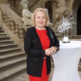 Magda Vášáryová ale červenou kombinuje také s černou...