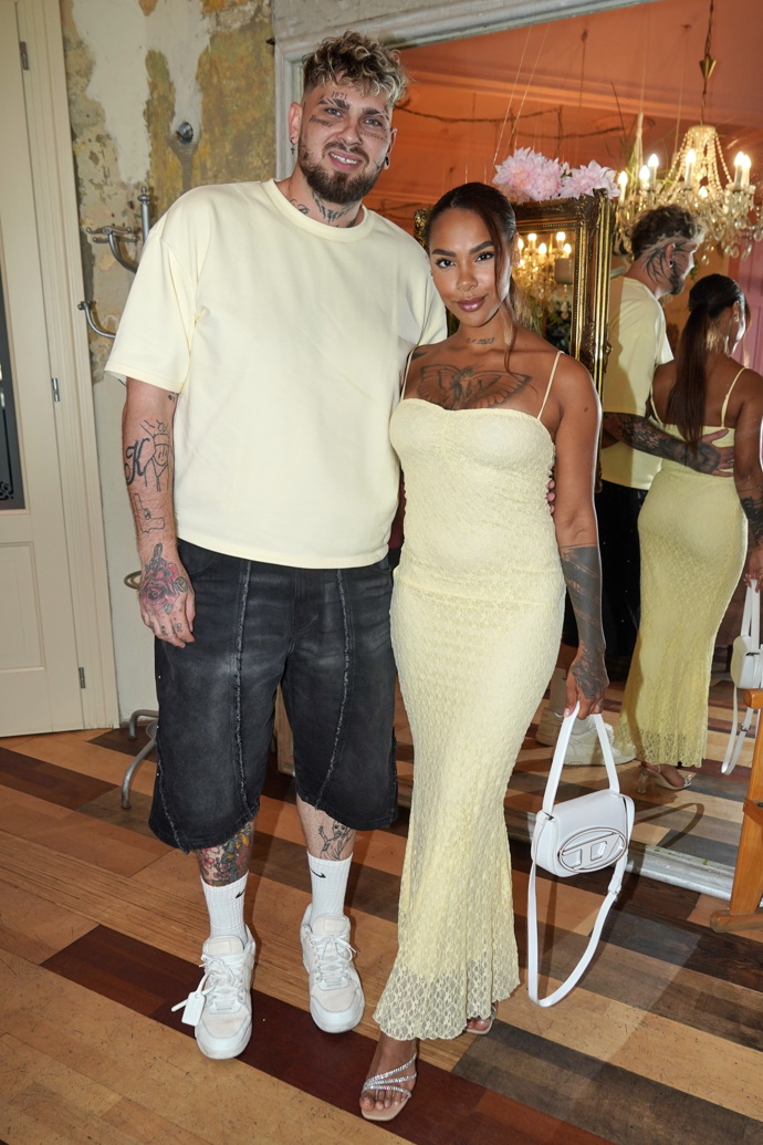 Na Baby shower dorazila influencerka Angie Mangombe s přítelem. 