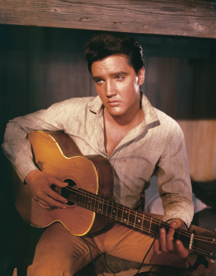 Elvisův smutný výraz očí dostával ženy do kolen Elvisův smutný výraz očí dostával ženy do kolen