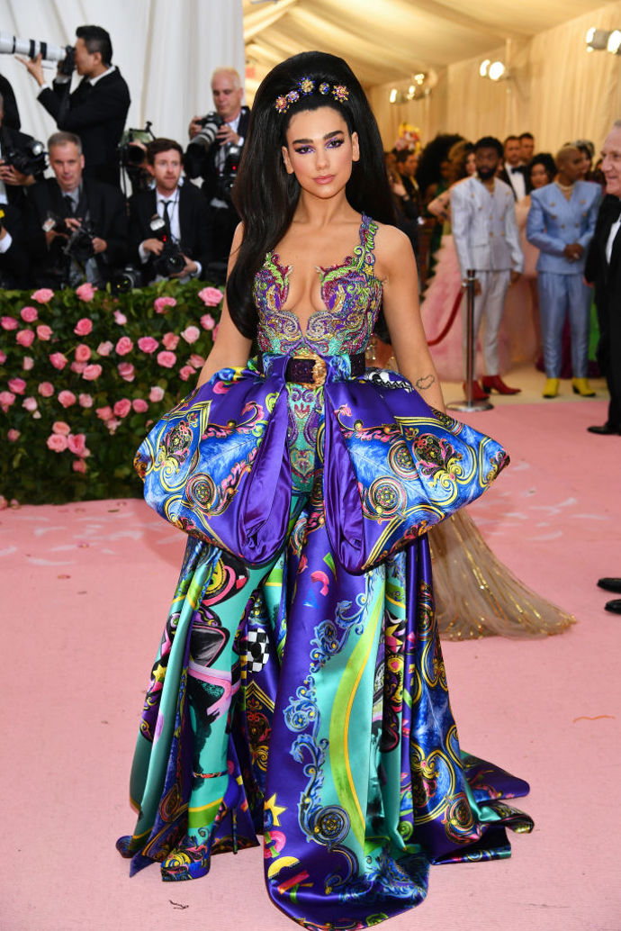Dua Lipa na Met Gala v roce 2019 v modelu od Atelier Versace