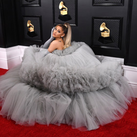 2020: Jeden z ikonických looků na hudebních cenách Grammy, na které dorazila zpěvačka v objemné róbě Giambattista Valli