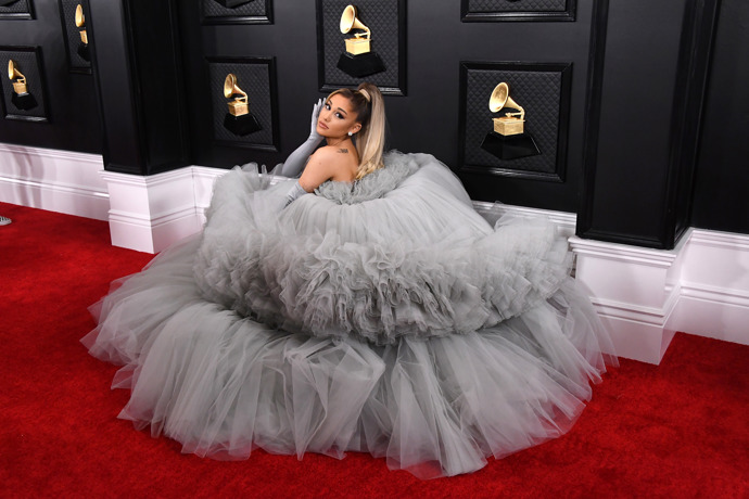 2020: Jeden z ikonických looků na hudebních cenách Grammy, na které dorazila zpěvačka v objemné róbě Giambattista Valli 2020: Jeden z ikonických looků na hudebních cenách Grammy, na které dorazila zpěvačka v objemné róbě Giambattista Valli