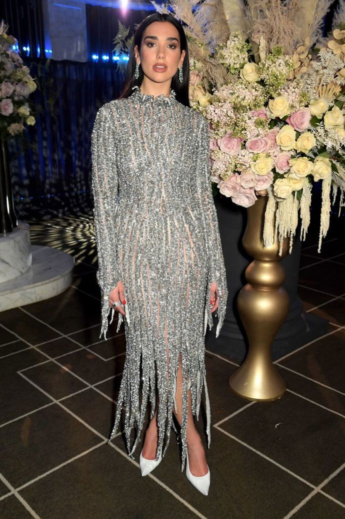 Dua Lipa na slavnostním večeru Elton John Foundation Gala v šatech Balenciaga