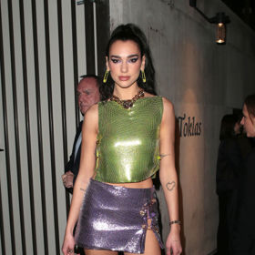 Dua Lipa ve třpytivém kompletu Versace v roce 2021