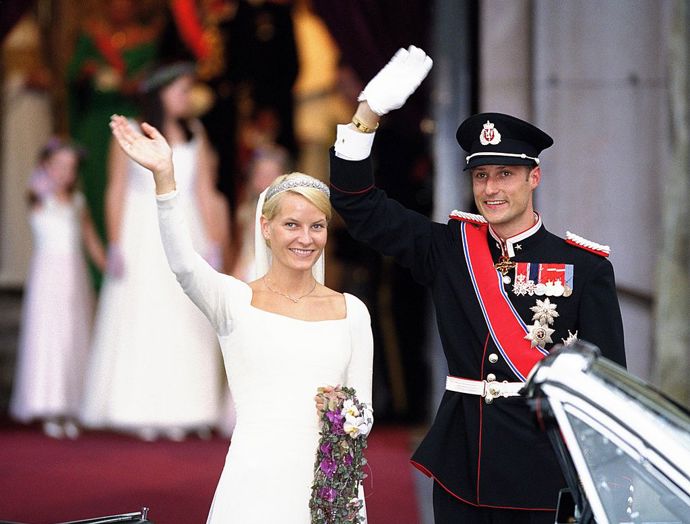 V roce 2001 se norský korunní princ Haakon oženil s neurozenou Mette-Marit. Kromě toho byla svobodnou matkou čtyřletého syna.