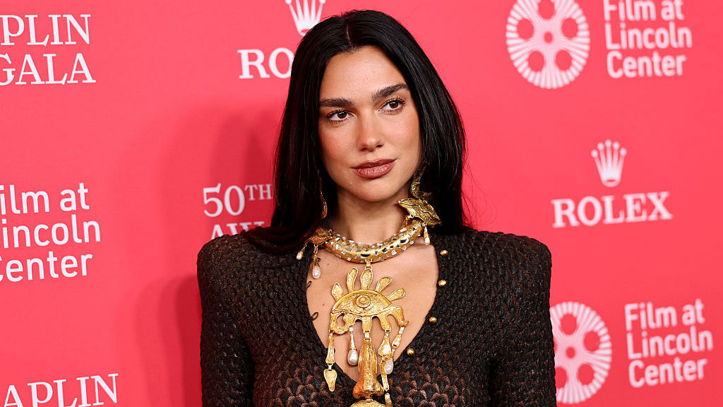 Dua Lipa v modelu Schiaparelli na společenské události 50th Chaplin Award Gala v New Yorku
