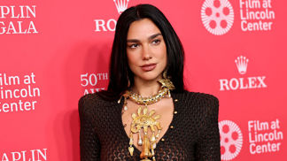 Dua Lipa v modelu Schiaparelli na společenské události 50th Chaplin Award Gala v New Yorku Dua Lipa v modelu Schiaparelli na společenské události 50th Chaplin Award Gala v New Yorku