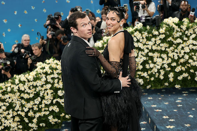 Dua Lipa a její dnes už manžel herec Callum Turner na Met Gala v roce 2025