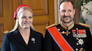 Novou norskou královnou se stává Mette-Marit, manželka dosavadního korunního prince Haakona. Novou norskou královnou se stává Mette-Marit, manželka dosavadního korunního prince Haakona.