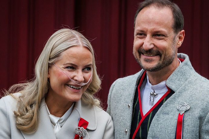 Z prince Haakona a princezny Mette-Marit se po smrti krále stávají král a královna. 
