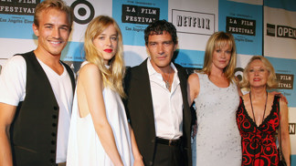 Sourozenci Jesse Johnson, Dakota Johnson, její nevlastní otec Antonio Banderas, Dakotina matka Melanie Griffith a babička Tippi Hedren na Los Angeles Film Festivalu v roce 2008.
Sourozenci Jesse Johnson, Dakota Johnson, její nevlastní otec Antonio Banderas, Dakotina matka Melanie Griffith a babička Tippi Hedren na Los Angeles Film Festivalu v roce 2008.
