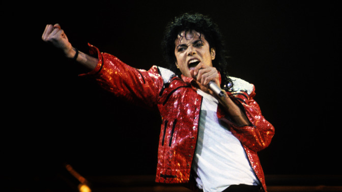 Americká hudební legenda a "Král popu" – to byl Michael Jackson. Po skupině The Beatles a zpěvákovi Elvisi Presleym se zařadil na třetí místo nejprodávanějších interpretů všech dob. Do paměti veřejnosti se zapsal nejen svým hlasem, ale také stylem oblékání a tanečním talentem. Král popu zemřel v roce 2009 ve věku 50 let. Příčinou smrti byla srdeční zástava vyvolaná intoxikací léky. 
