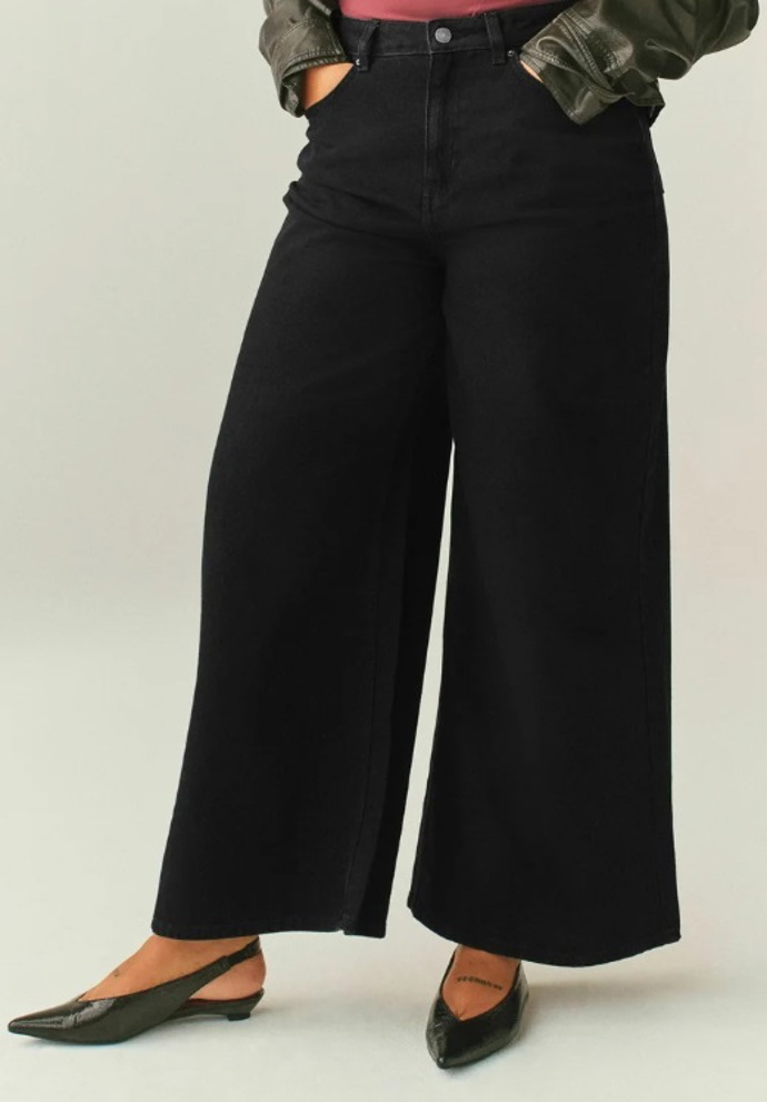 5 stylových kousků z výprodejů, které ocení ženy s velikostí plus size: Vedou široké nohavice a rafinované vesty 5 stylových kousků z výprodejů, které ocení ženy s velikostí plus size: Vedou široké nohavice a rafinované vesty