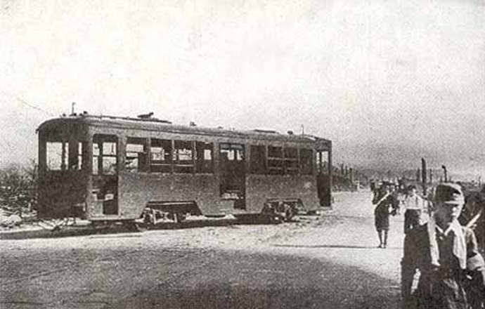 Tramvaj zničená při výbuchu Tramvaj zničená při výbuchu