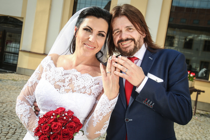Bohouš Josef si bral krásnou Alenu v roce 2017.