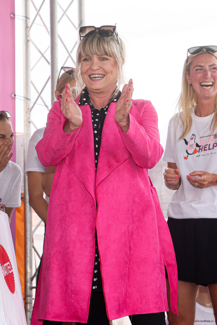 Chantal Poullain nechybí v šatníku výrazná červená nebo růžová.