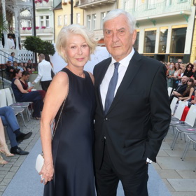  Manželka Miroslava Donutila a její módní triky pro ženy 60+: Jednodušší a úspornější modely vyhrávají nad rozparky a výstřihy 