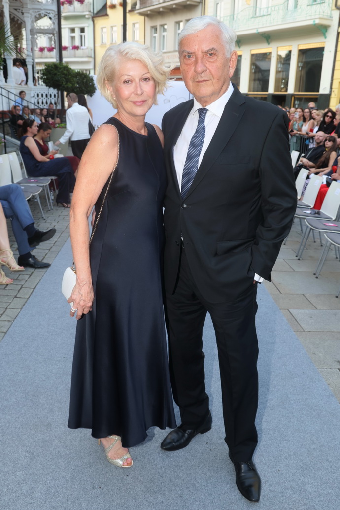  Manželka Miroslava Donutila a její módní triky pro ženy 60+: Jednodušší a úspornější modely vyhrávají nad rozparky a výstřihy 