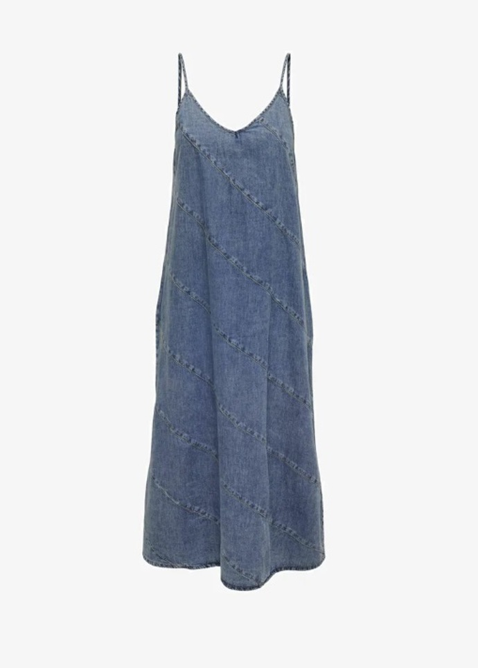 Odlehčený denim kraluje letošnímu létu: 3 outfity, které vám po 50 zalichotí a nestojí majlant Odlehčený denim kraluje letošnímu létu: 3 outfity, které vám po 50 zalichotí a nestojí majlant