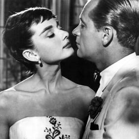 Hepburnová s kolegou Williamem Holdenem ve filmu Sabrina (1954) Hepburnová s kolegou Williamem Holdenem ve filmu Sabrina (1954)