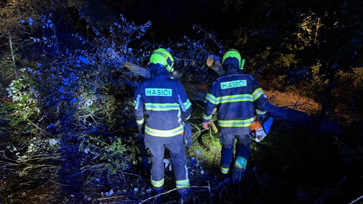 Hasiči odstraňují následky vydatných dešťů.