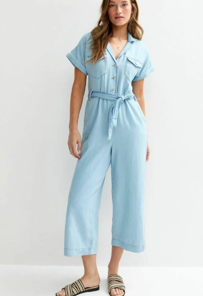 Odlehčený denim kraluje letošnímu létu: 3 outfity, které vám po 50 zalichotí a nestojí majlant Odlehčený denim kraluje letošnímu létu: 3 outfity, které vám po 50 zalichotí a nestojí majlant