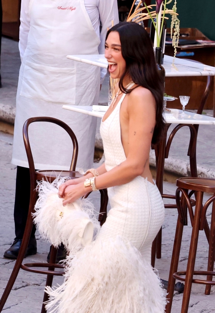Dua Lipa v jednom ze svých svatebních modelů, které oblékla během svatebního víkendu v Palermu, šaty jsou od italské značky Bottega Veneta