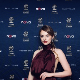 Na předávání cen Česky slavík Štěpánka oblékla šaty od Valérie Jurčíkové a šperky Haanke