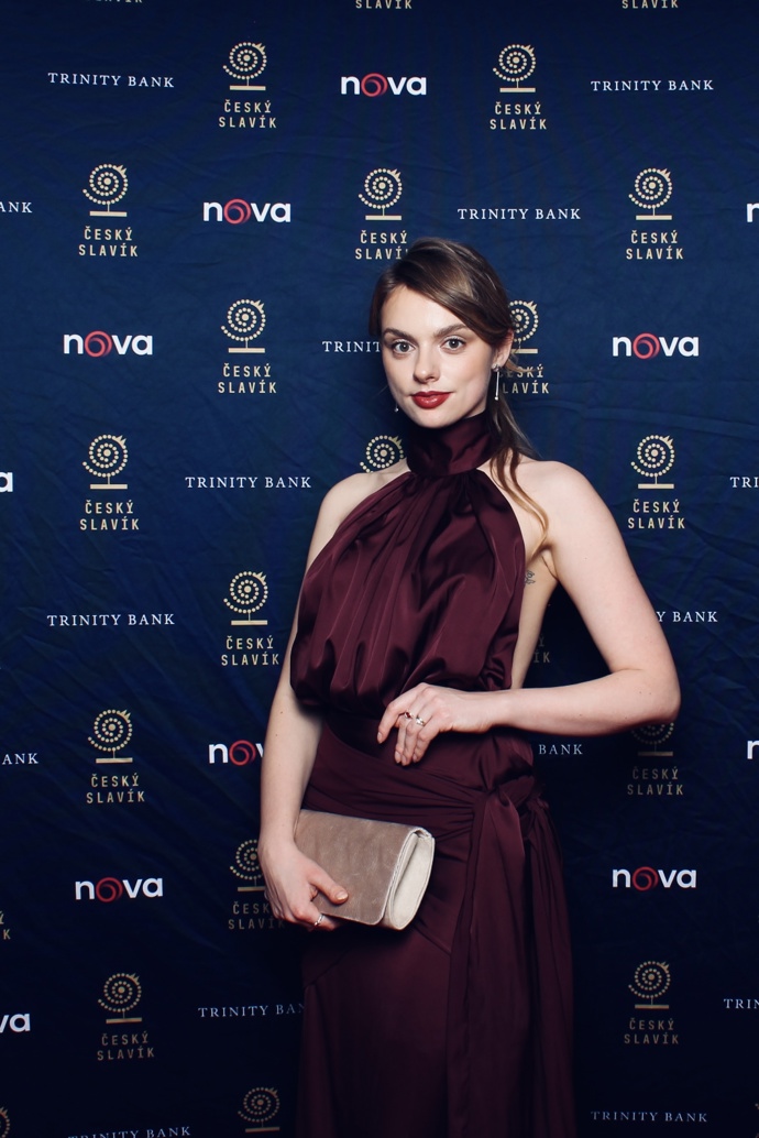 Na předávání cen Česky slavík Štěpánka oblékla šaty od Valérie Jurčíkové a šperky Haanke Na předávání cen Česky slavík Štěpánka oblékla šaty od Valérie Jurčíkové a šperky Haanke