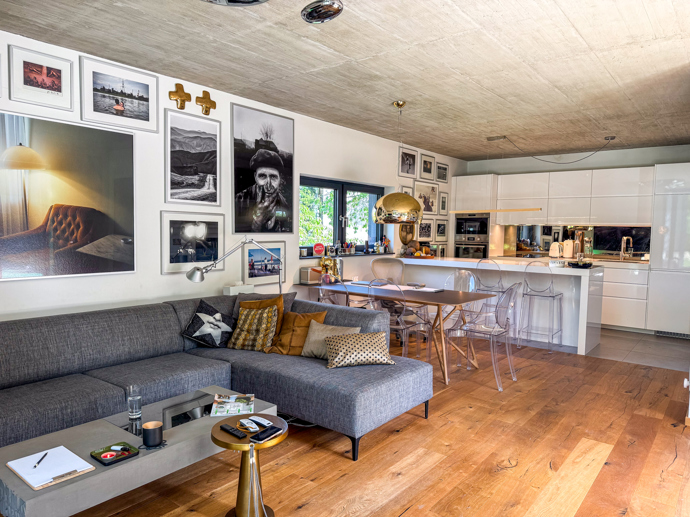 Víkendový dům Tomáše Třeštíka: Bílé stěny u něj nemají šanci. Interiér zaplnily fotografie, design i půlka pouťové labutě Víkendový dům Tomáše Třeštíka: Bílé stěny u něj nemají šanci. Interiér zaplnily fotografie, design i půlka pouťové labutě