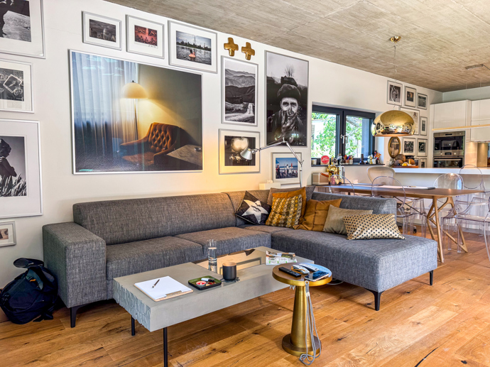 Víkendový dům Tomáše Třeštíka: Bílé stěny u něj nemají šanci. Interiér zaplnily fotografie, design i půlka pouťové labutě Víkendový dům Tomáše Třeštíka: Bílé stěny u něj nemají šanci. Interiér zaplnily fotografie, design i půlka pouťové labutě
