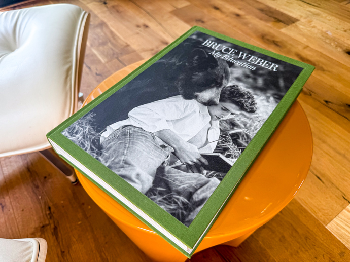 Víkendový dům Tomáše Třeštíka: Bílé stěny u něj nemají šanci. Interiér zaplnily fotografie, design i půlka pouťové labutě Víkendový dům Tomáše Třeštíka: Bílé stěny u něj nemají šanci. Interiér zaplnily fotografie, design i půlka pouťové labutě
