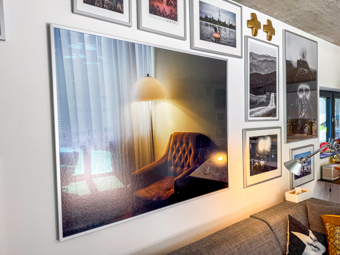 Víkendový dům Tomáše Třeštíka: Bílé stěny u něj nemají šanci. Interiér zaplnily fotografie, design i půlka pouťové labutě Víkendový dům Tomáše Třeštíka: Bílé stěny u něj nemají šanci. Interiér zaplnily fotografie, design i půlka pouťové labutě