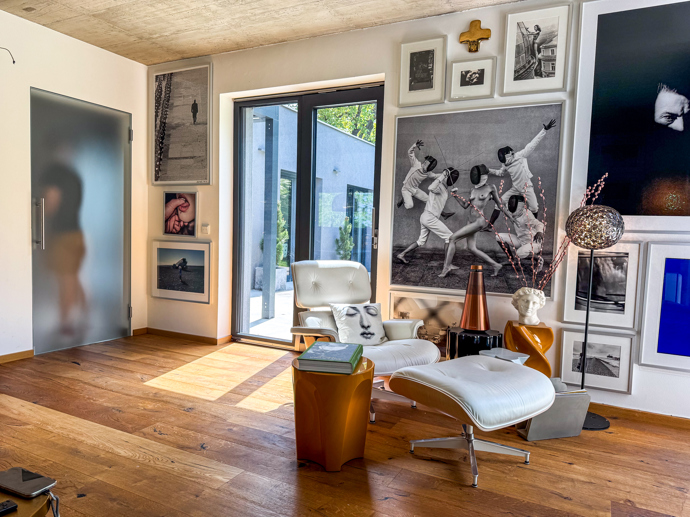 Víkendový dům Tomáše Třeštíka: Bílé stěny u něj nemají šanci. Interiér zaplnily fotografie, design i půlka pouťové labutě Víkendový dům Tomáše Třeštíka: Bílé stěny u něj nemají šanci. Interiér zaplnily fotografie, design i půlka pouťové labutě